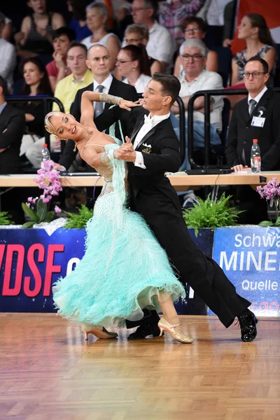 Een onbekend danspaar in een danspost tijdens Grand Slam Standart op het Duitse Open Kampioenschap — Stockfoto