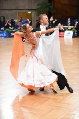 Alman Açık Şampiyonası 'nda Grand Slam Standart sırasında dans eden kimliği belirsiz bir çift.