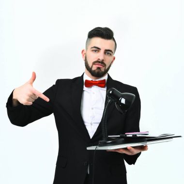 Kendinden emin ve gurur CEO'su sakallı Ofis Kırtasiye tutar