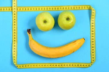 Muz ve elma ile sarı çerçeve hale ölçüm bandı