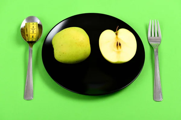 Piatto per pranzo vegetariano con metà e metà mela verde intera — Foto Stock