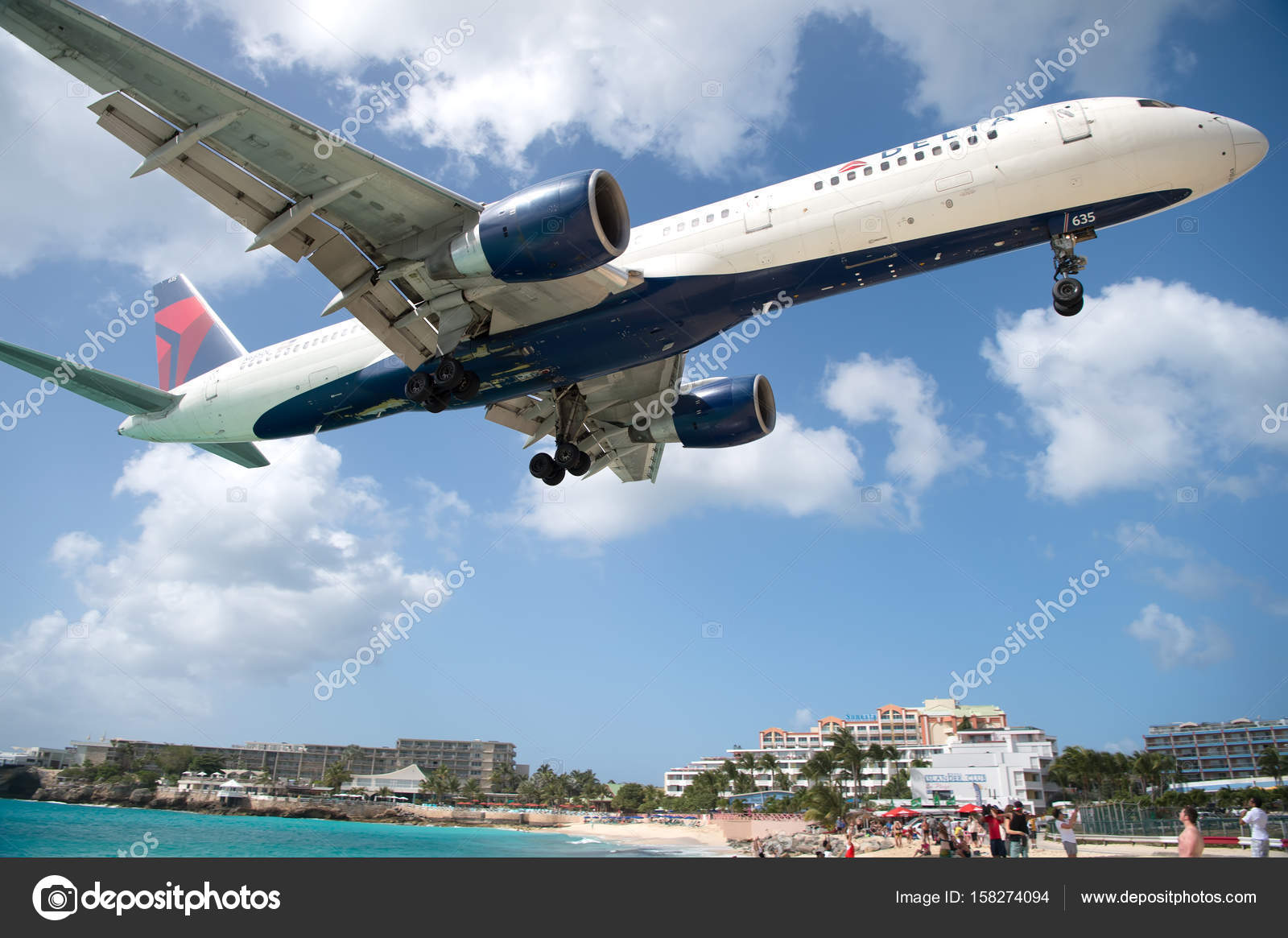 Beach Observe Low Flying Airplanes Landing Near Maho Beach