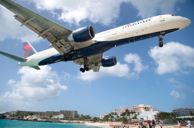 Sahilde Maho Sahili yakınlarında alçaktan uçan uçaklar gözlemleyin.