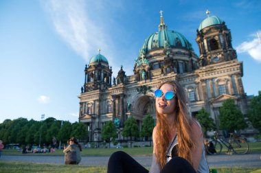 Berlin Katedrali 'nin önünde oturmuş çikolata yiyorum.