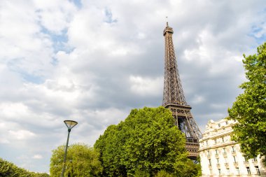 Eyfel Kulesi Paris, Fransa'da gün batımında. Romantik seyahat arka plan.