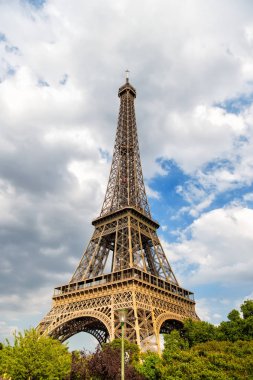 Eyfel Kulesi Paris, Fransa'da gün batımında. Romantik seyahat arka plan.