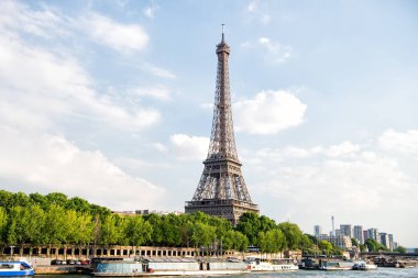Eyfel Kulesi Paris, Fransa'da gün batımında. Romantik seyahat arka plan.