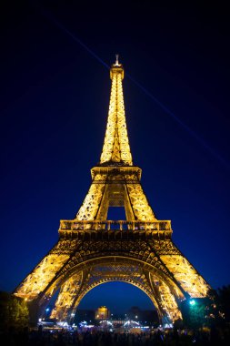 Eyfel Kulesi Paris, Fransa'da gün batımında. Romantik seyahat arka plan.