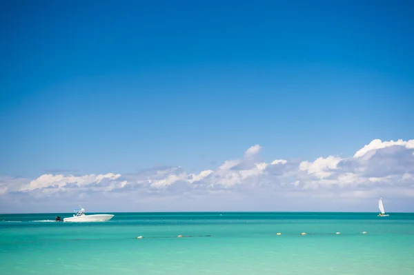 Yacht csónak: egzotikus gyönyörű tengeri strand az Antigua St. Johns — Stock Fotó