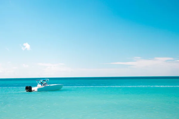 Barco en Exotic hermosa playa marina de Antigua St. Johns — Foto de Stock