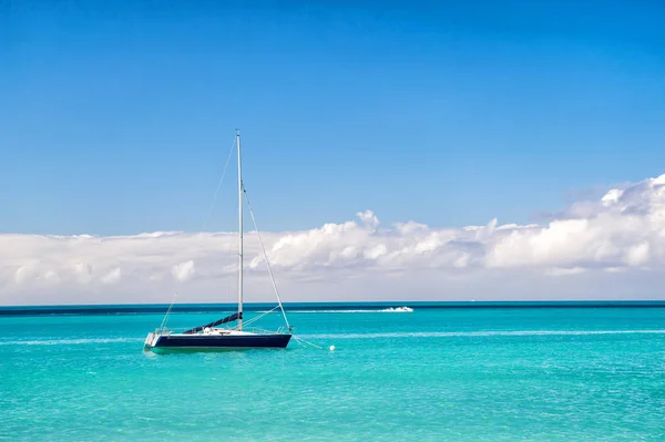 Yacht csónak: egzotikus gyönyörű tengeri strand az Antigua St. Johns — Stock Fotó