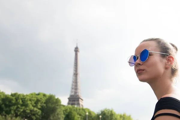 Chica mirando la torre eiffel en Paris, Francia — Foto de Stock