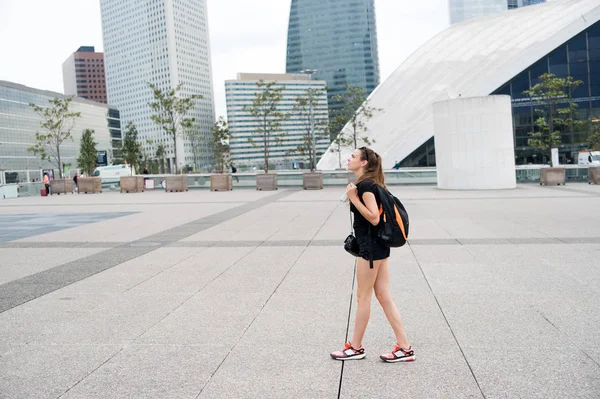 Menina bonita ou mulher andando na cidade — Fotografia de Stock