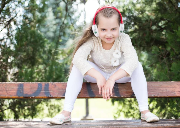 Мила дівчинка насолоджується музикою за допомогою навушників — стокове фото