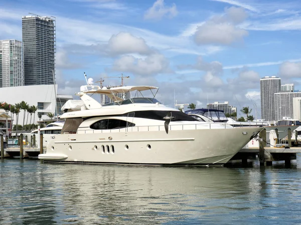 Downtown Miami ao longo Biscayne Bay, iate ancorado na baía — Fotografia de Stock