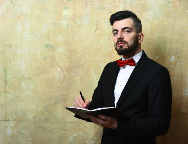 Sakallı işveren, kurnaz bir yüz ifadesi ve şık bir kıyafeti var.