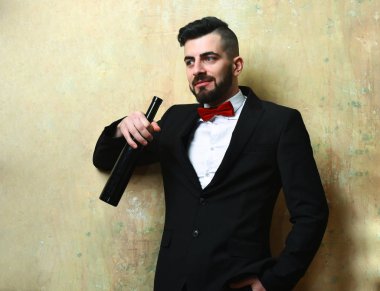 Gülümseyen ve şişe şarap ile tutan adam