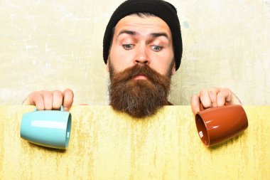 Kâğıt çarşaf ve fincanlarla vahşi beyaz hippi sakallı.