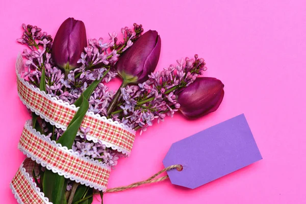 Ramo de tulipanes y flores lila y etiqueta púrpura oscura — Foto de Stock