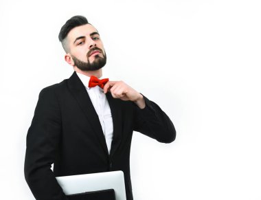 Sakallı, kibirli yüz ifadesi ve bilgisayarlı başarılı bir iş adamı