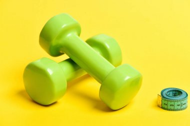 Halter çifti yakın turkuaz rulo ölçme bant