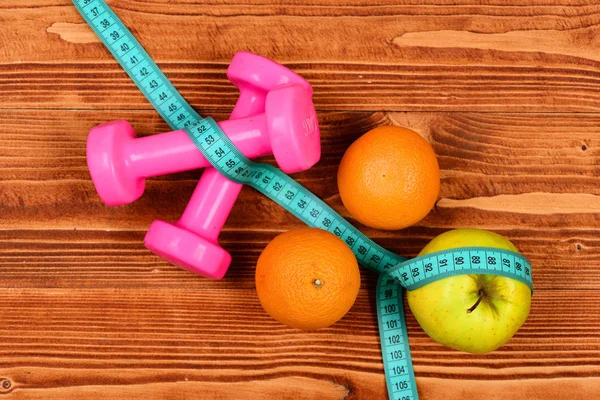 メーター テープ、ダンベル重量、リンゴ、オレンジ ダイエット コンセプト — ストック写真