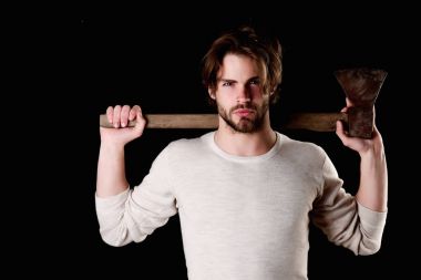 Kaba sakallı, şık saçlı bir adam yaşlı baltayı tutuyor.