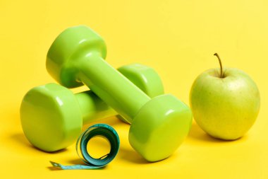 Apple sarı yeşil dumbell ve ölçme teyp siyan yakın