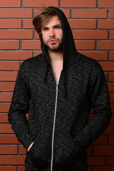 Vertrouwen blik van jonge bebaarde man dragen sportieve hoodie — Stockfoto