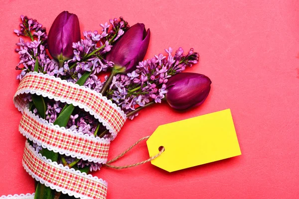 Concepto de primavera y regalo con tulipanes y lila — Foto de Stock