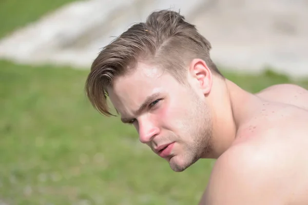 Człowiek z poważną twarz i stylowa fryzura wygląda na bok — Zdjęcie stockowe