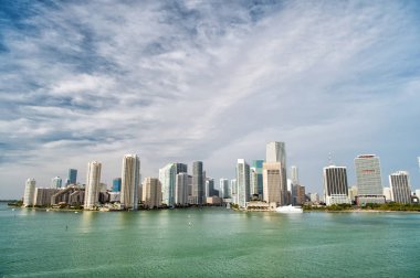 Miami gökdelenler mavi bulutlu gökyüzü, tekne yelken, havadan görünümü