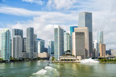 Miami gökdelenler mavi bulutlu gökyüzü, tekne yelken, havadan görünümü