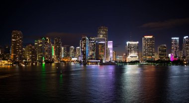 Miami gökdelenler manzarası, gece, havadan görünümü