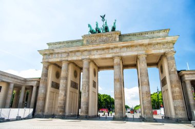 Berlin Brandenburg Kapısı, güneşli bir gün. Almanya