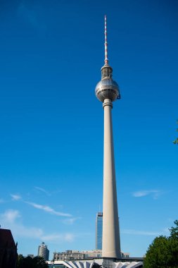 Berlin siluetinin Alexanderplatz adlı ünlü televizyon kulesi ile görünüm