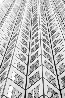 Pencerenin çelik mavi arka planına geniş açı ve panoramik bakış açısı