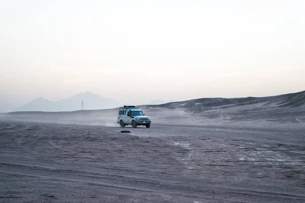 Voiture ou jeep au volant dans le désert, Hurghada, Egypte — Photo