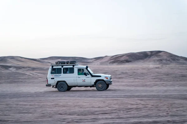 Geländewagen fahren in der Wüste, Hurghada, Ägypten — Stockfoto