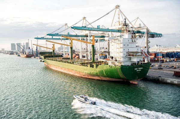 Navire cargo au port de Miami avec grue sur la mer . — Photo