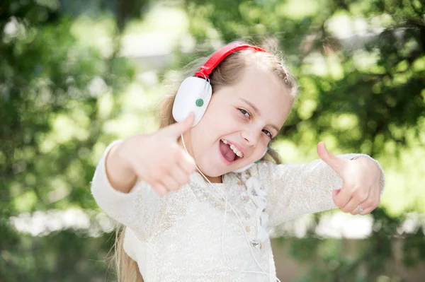 Carino bambina godendo la musica con le cuffie — Foto Stock