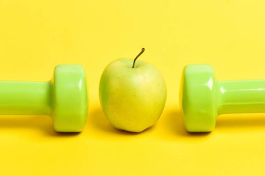 Halter yeşil renk ve aralarında taze elma