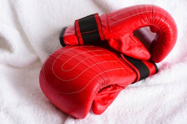 Beyaz havlu arka plan üzerinde kırmızı boks eldivenleri