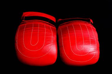 Parlak kırmızı ve siyah renkli ağır siklet boks için eldivenler