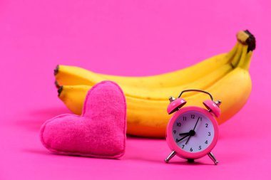 Olgun meyve, çalar saat ve kalp