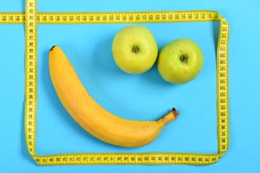 Muz gülümseme ile komik ve eğlenceli yüz ifadesi