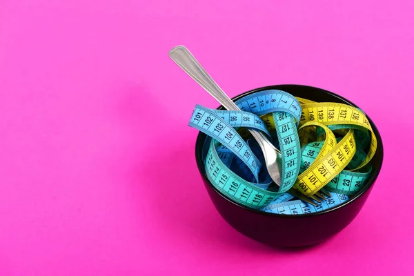 Magenta pink background with bowl of yellow, blue and cyan — Stock Photo, Image