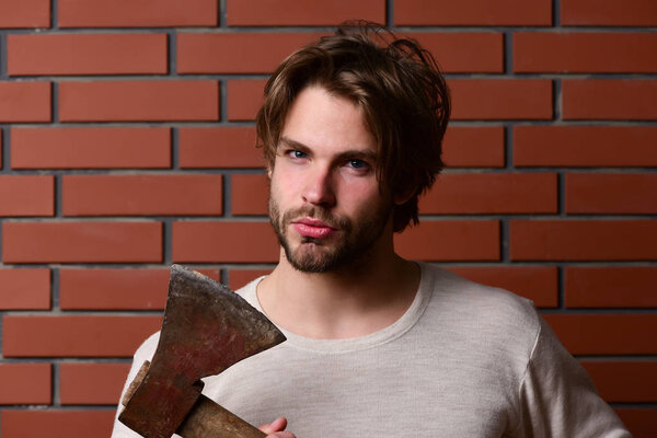 Бородатый парень с подозрительным взглядом и хитрым выражением лица
