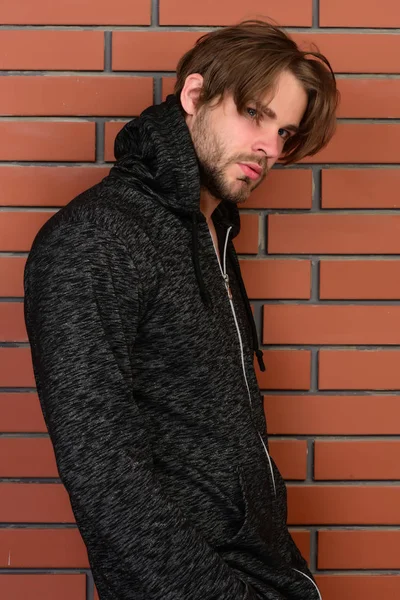 Skäggig ung man med stökigt hår och grå hoodie — Stockfoto