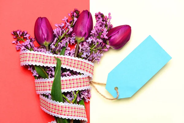 Ramo brillante de flores como regalo con tarjeta de mensaje cyan — Foto de Stock